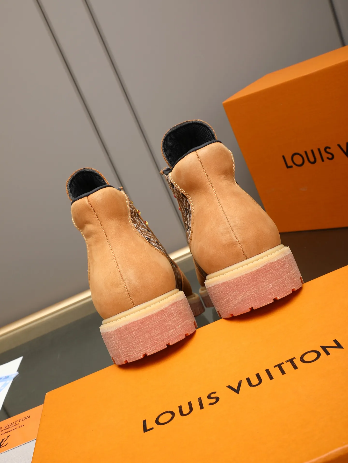 PP460 LOUIS VUITTON ss25 LV donkey brand new thick-soled lace-up big-toe shoes men's casual shoes high-top short boots. These boots are crafted from top-grain calf leather for a lightweight and comfortable fit. The thick EVA outsole is embellished with eye-catching ridges, and the trendy attitude of being both strong and soft makes it an everyday choice. ✔Upper: imported first-layer cowhide ✔Inner lining: sheep lining ✔Outsole: original molded outsole Size: 38-44 (45 customized)